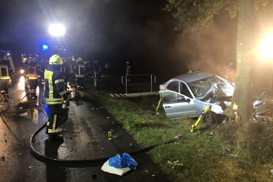 Mercedes-Fahrer bei Unfall eingeklemmt: 36 Rettungskräfte im Einsatz