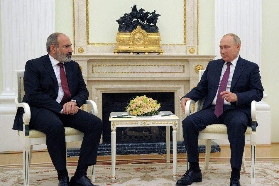 Wladimir Putin (69, r.), Präsident von Russland, und Nikol Pashinjan (46), Premierminister von Armenien, bei einem gemeinsamen Treffen in Moskau.