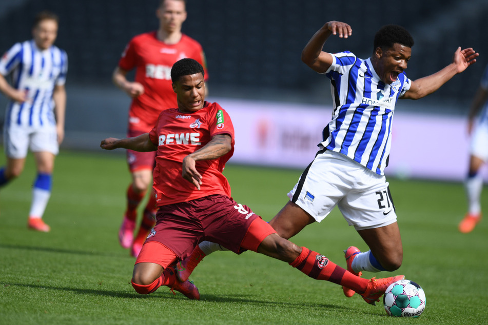 Umkömpfte Parte im Olympiastadion. Kölns Ismail Jakobs (l.) und Herthas Jessic Ngankam schenken sich nichts.