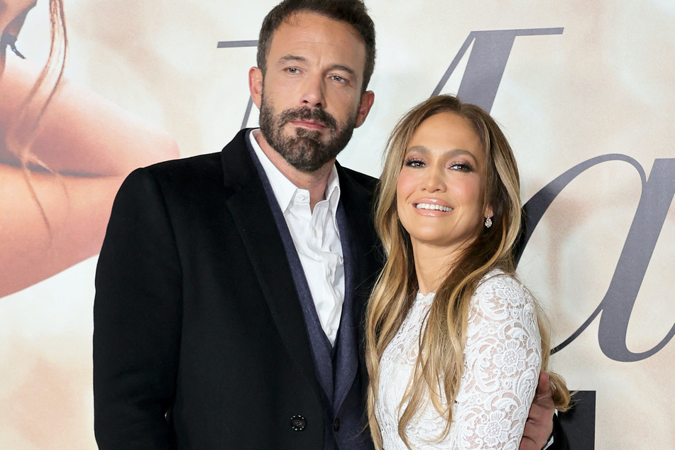 Jennifer Lopez and Ben Affleck (l.) were spotted together for the first time in weeks amid divorce rumors.
