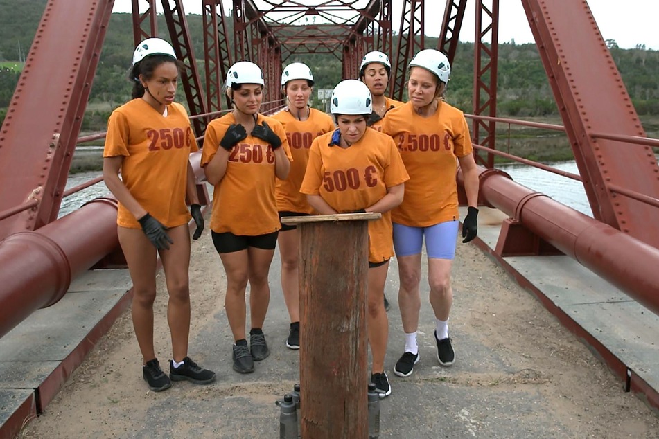 Auch die Frauen - minus Jenny - müssen sich von der Brücke hängen.