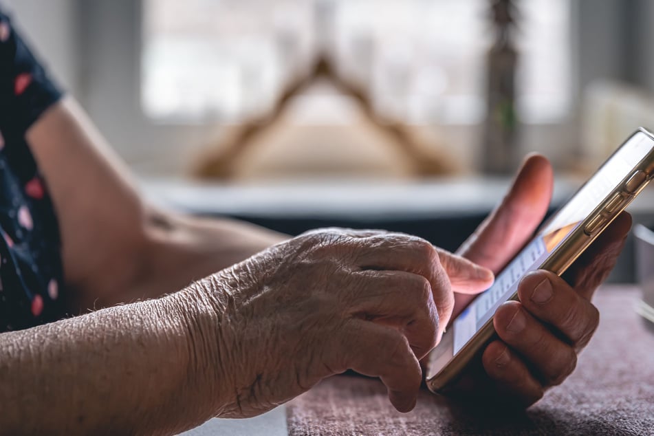 Betrüger rufen bei Seniorinnen an und fordern Geld: Doch Frauen haben den richtigen Riecher