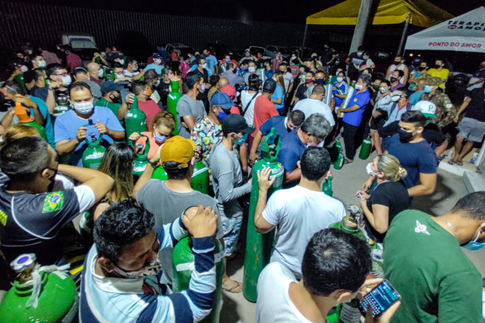 Manaus: Zahlreiche Menschen stehen neben ihren Sauerstoffflaschen vor einem Sauerstoff-Lieferanten. Wegen der vielen Covid-19-Patienten fehlt den Kliniken der Millionenstadt Sauerstoff.