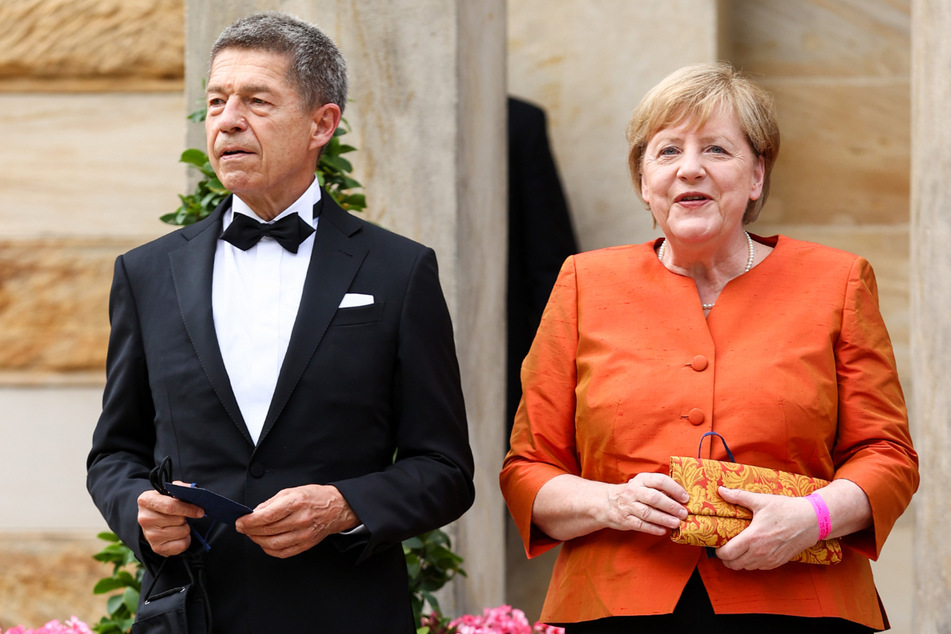 Bundeskanzlerin Angela Merkel (67, CDU) und ihr Mann Joachim Sauer (72) kommen zum Festspielhaus auf dem Grünen Hügel.
