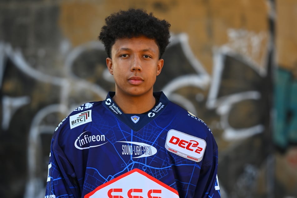 Ricardo Hendreschke (23) bleibt den Dresdner Eislöwen treu.