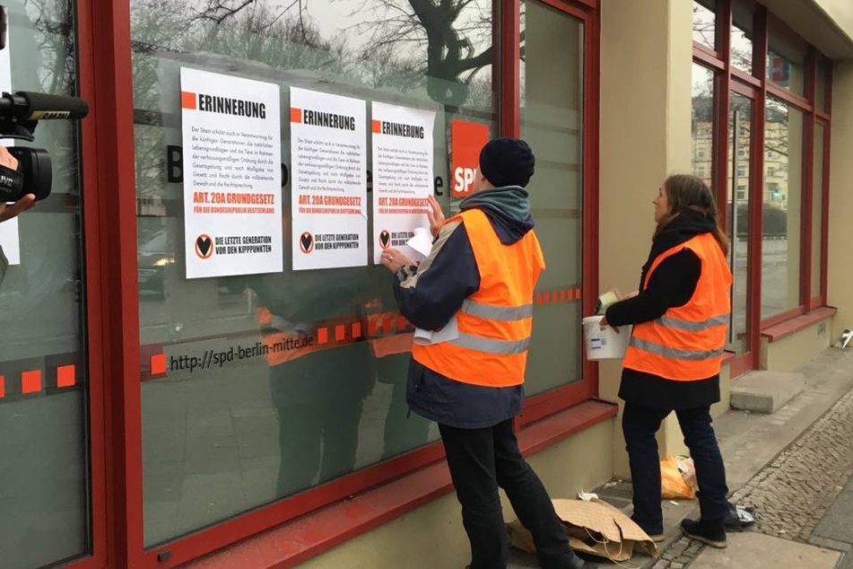 Klimaaktivisten der Letzten Generation beklebten die SPD-Landesparteizentrale in Berlin mit Plakaten, auf denen Artikel 20a des Deutschen Grundgesetzes abgedruckt ist.