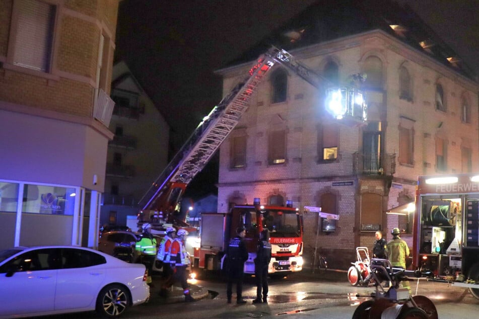 Großeinsatz in Mannheim: Altbau nach Feuer akut einsturzgefährdet
