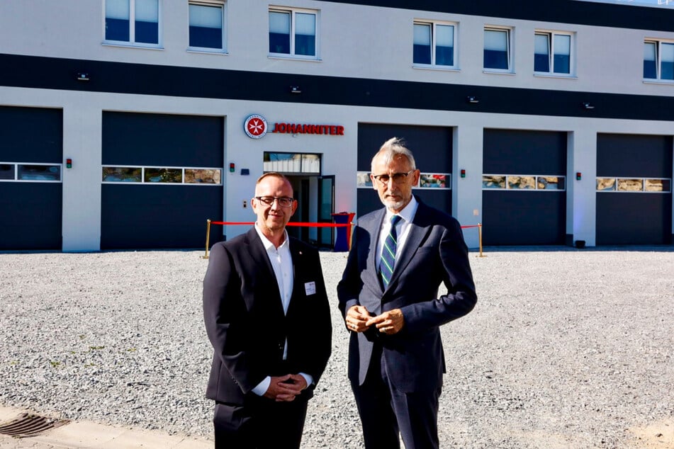 Johanniter-Vorstand Denis Papperitz (l.) mit Innenminister Armin Schuster (65, CDU).