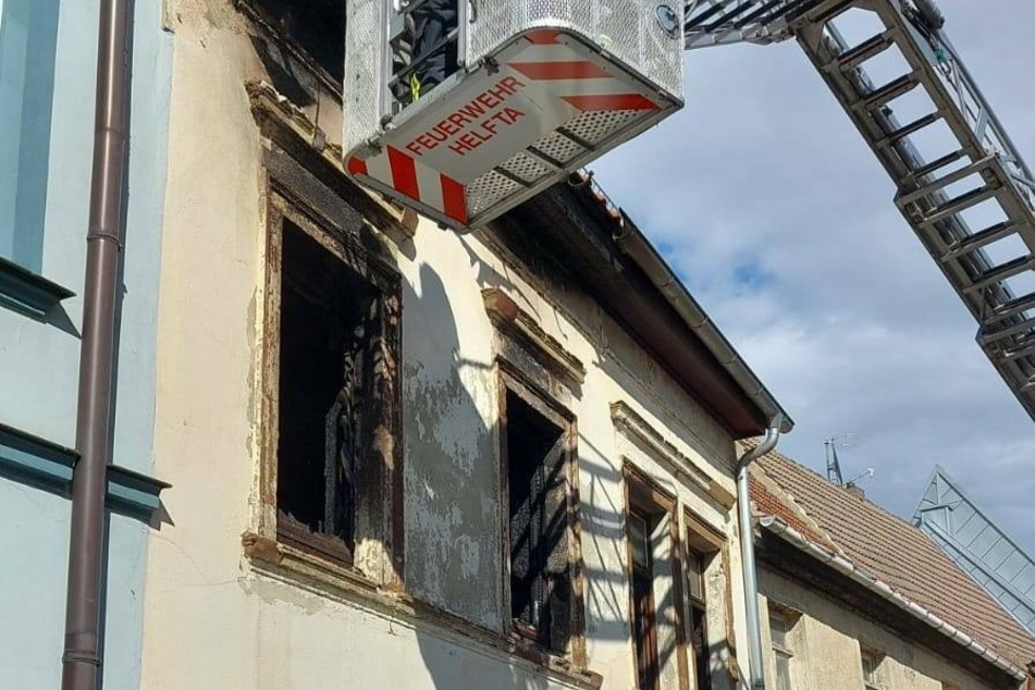 Über eine Drehleiter verschafften sich die Feuerwehrleute Einblicke auf das Dach des betroffenen Hauses.