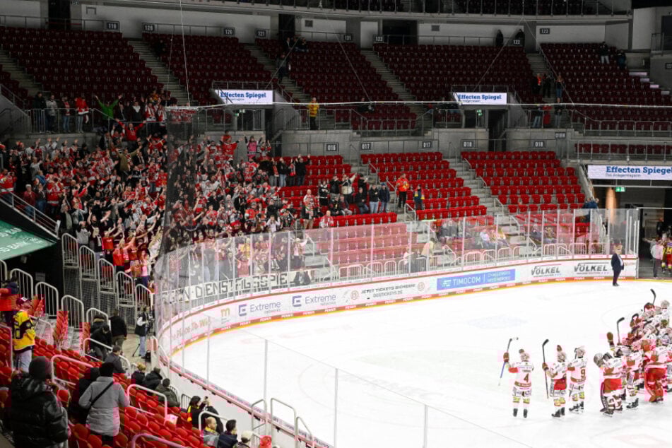 Im Düsseldorfer PSD Bank Dome feierten nach dem Eispiraten-Sieg die mitgereisten Fans mit ihren Spielern.