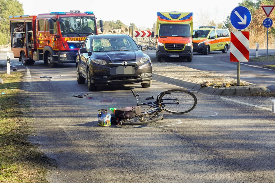 Unfallort: ein Kreisverkehr zwischen Weißkreisel und Krauschwitz. Das Foto zeigt das beteiligte und zerschrammte Auto sowie das Rad.