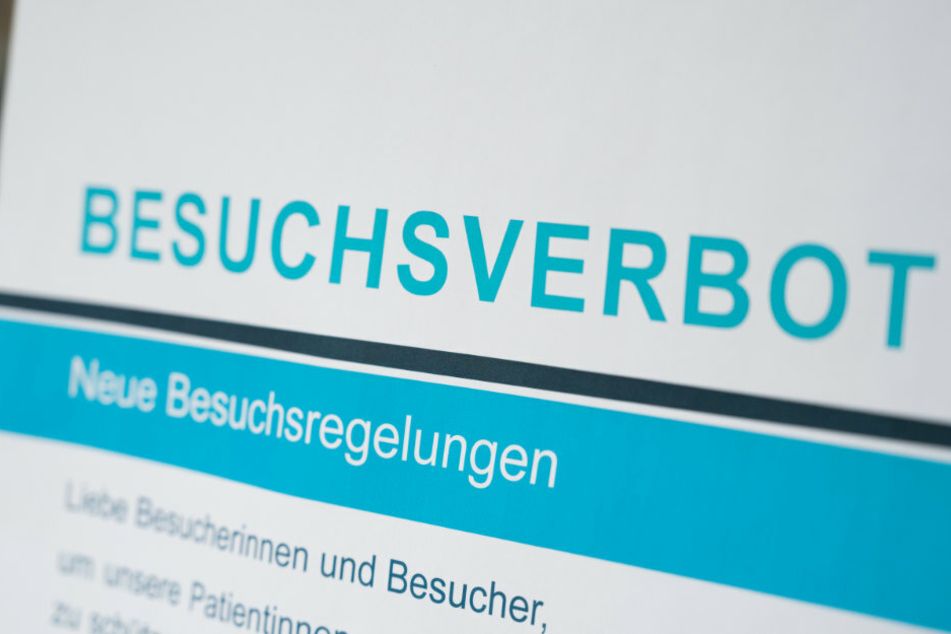 Am Ernst-von-Bergmann-Klinikum weist ein Schild auf das Besuchsverbot hin.