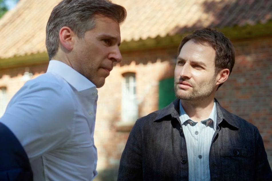 Nach dem Aus für den Tech-Campus bietet Victoria (Caroline Schreiber, 63) finanzielle Hilfe an – doch Richard (Florian Odendahl, 51, l.) und Daniel lehnen ab. Sie wollen unabhängig bleiben. Besonders Daniel kämpft: Die Hormontherapie zehrt an ihm und bringt sein Selbstwertgefühl als Mann ins Wanken.