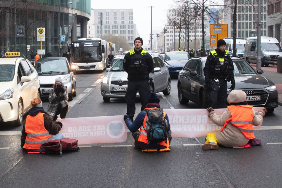 Mitglieder der Letzten Generation blockieren in Berlin und anderen deutschen Großstädten immer wieder wichtige Verkehrsadern.