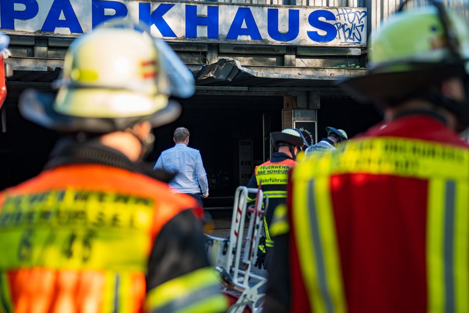 Acht Autos brennen in Parkhaus