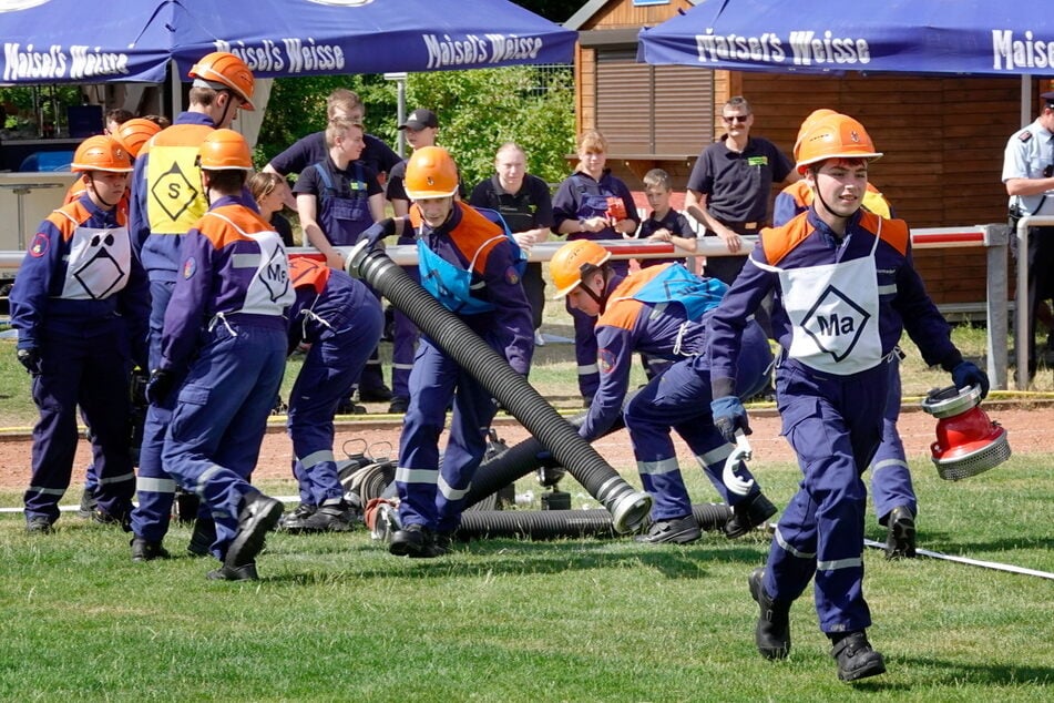 Die Jugendfeuerwehr Siegmar war bereits 2022 beim Landesausscheid der Jugendfeuerwehren in Chemnitz erfolgreich. Hier probt sie den Löschangriff.