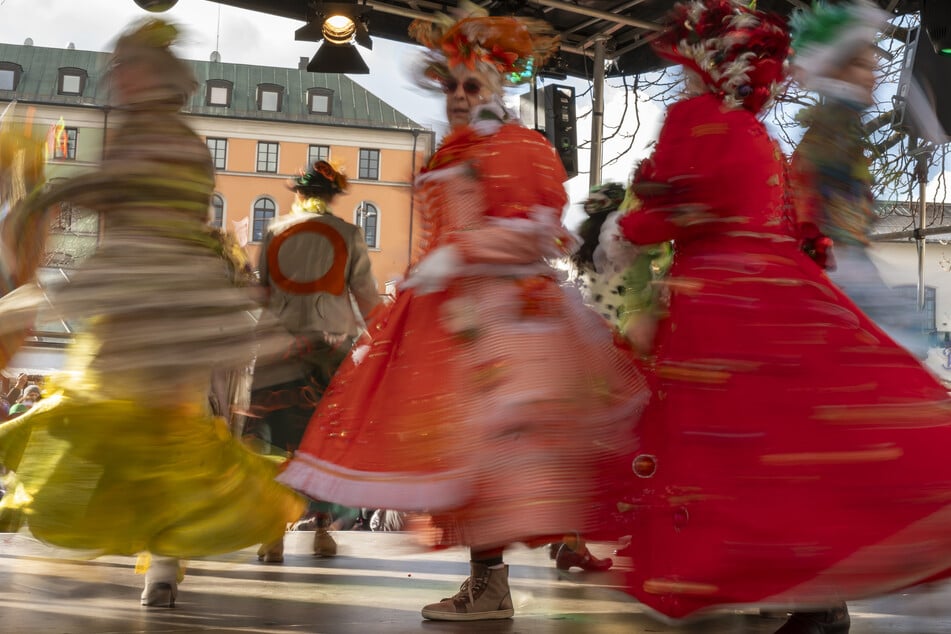 Am Faschingsdienstag treten die Marktfrauen traditionell in bunten Kostümen auf. Dieses Jahr wurde die Party auf dem Viktualienmarkt nun abgesagt.