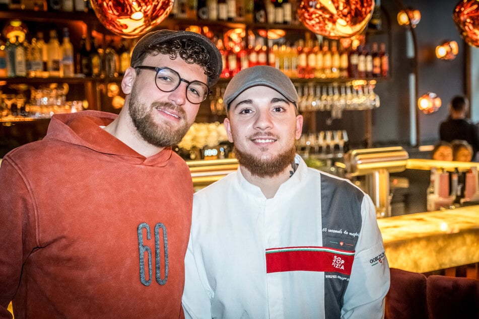 Nicolas Rux (l.), Operations Director, und Lucio Cartuccio, Pizzabäcker bei "60 seconds to napoli", freuen sich über das neue Design in Leipzig.