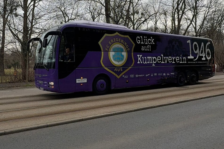 Der Aue-Mannschaftsbus traf gegen 12.23 Uhr am Stadion ein.