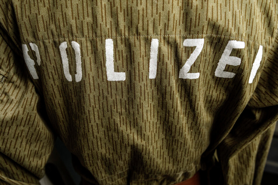 Ein Strich, kein Strich: Solche Jacken mit aufgesprühtem "POLIZEI"-Schriftzug trugen Bereitschaftspolizisten kurz nach der Wende.