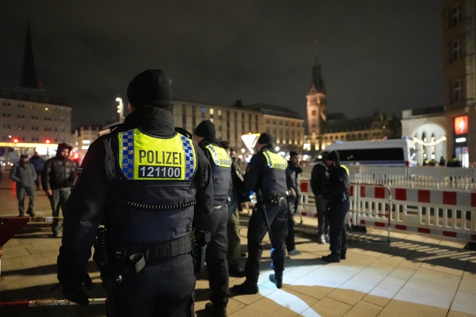 Polizeikräfte standen letztes Jahr auf dem Jungfernstieg und kontrollieren das Verbot von Feuerwerk an der Binnenalster kurz vor dem Jahreswechsel.