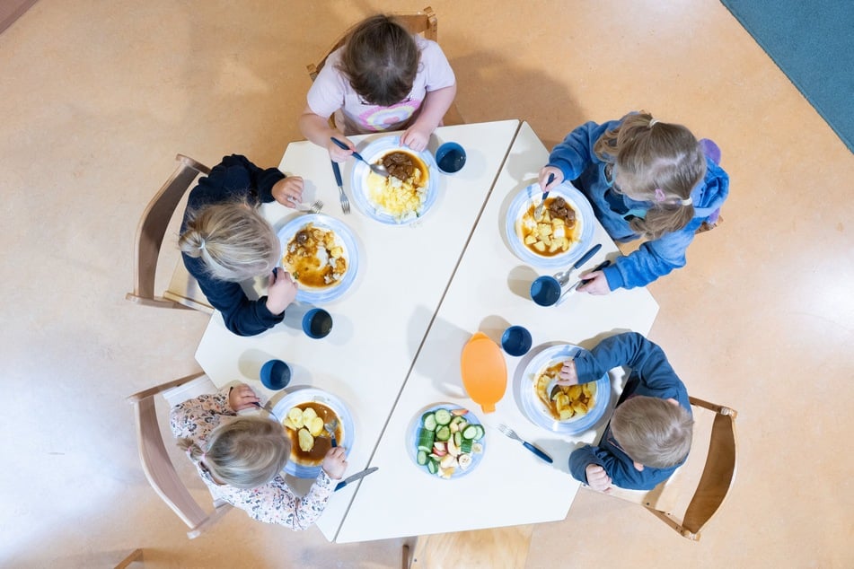 Eine generelle kostenlose Verpflegung in Kinderkrippen und -gärten würde dem Land mehrere hundert Millionen Euro kosten. (Symbolbild)