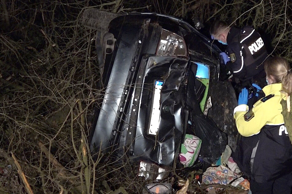 Unfall auf der A2: Auto rauscht durch Wildzaun ins Gebüsch