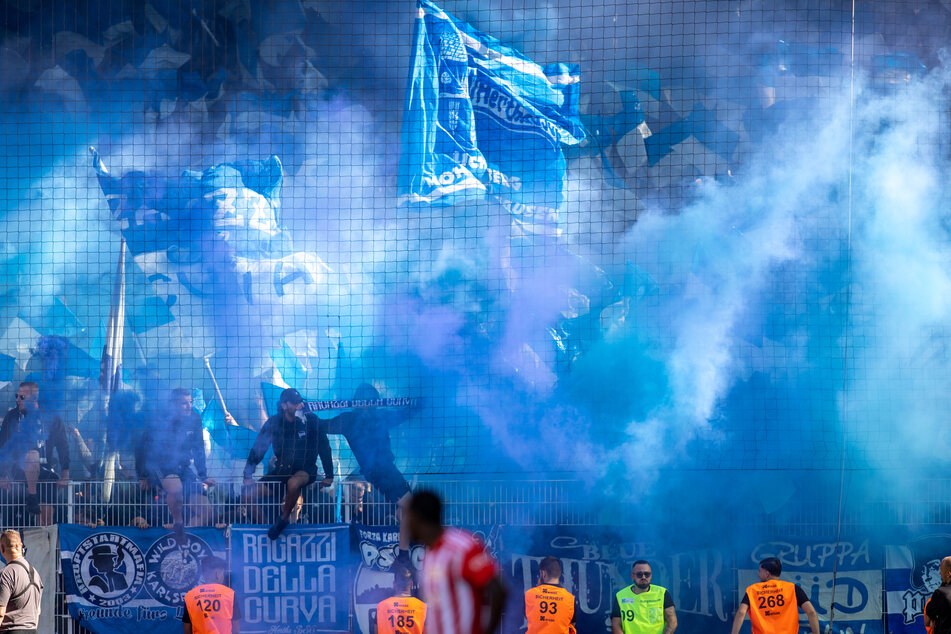 Die Fans vom 1. FC Union Berlin und die Anhänger von Hertha BSC zündeten Pyrotechnik im Derby. (Archivbild)