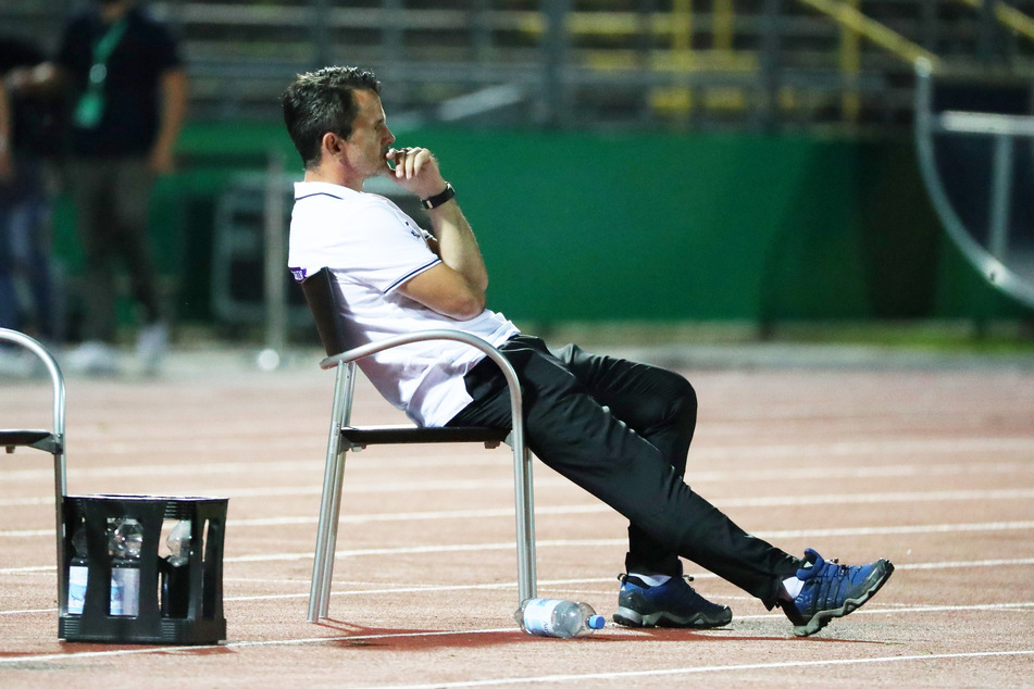 Hockte nach dem Abpfiff gedankenversunken auf seinem Stuhl, war nach der Pokal-Pleite ratlos: FCE-Coach Dirk Schuster.