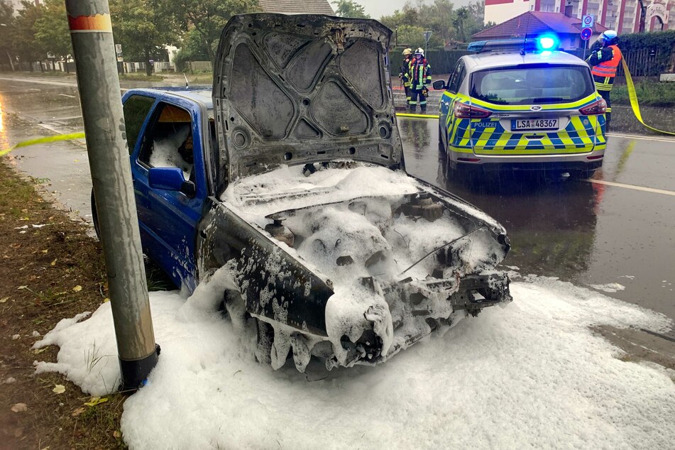Das aufgefahrene Auto geriet in Flammen. Die Kameraden der Feuerwehr mussten zum Löschen anrücken.