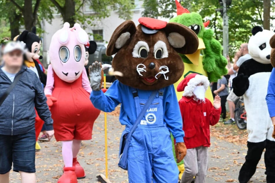 Zahlreiche Maskottchen sind zu Gast bei der Parkeisenbahn.