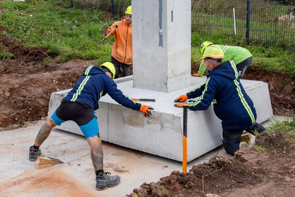 Ein Koloss! Die Betonstütze wiegt rund 18 Tonnen.
