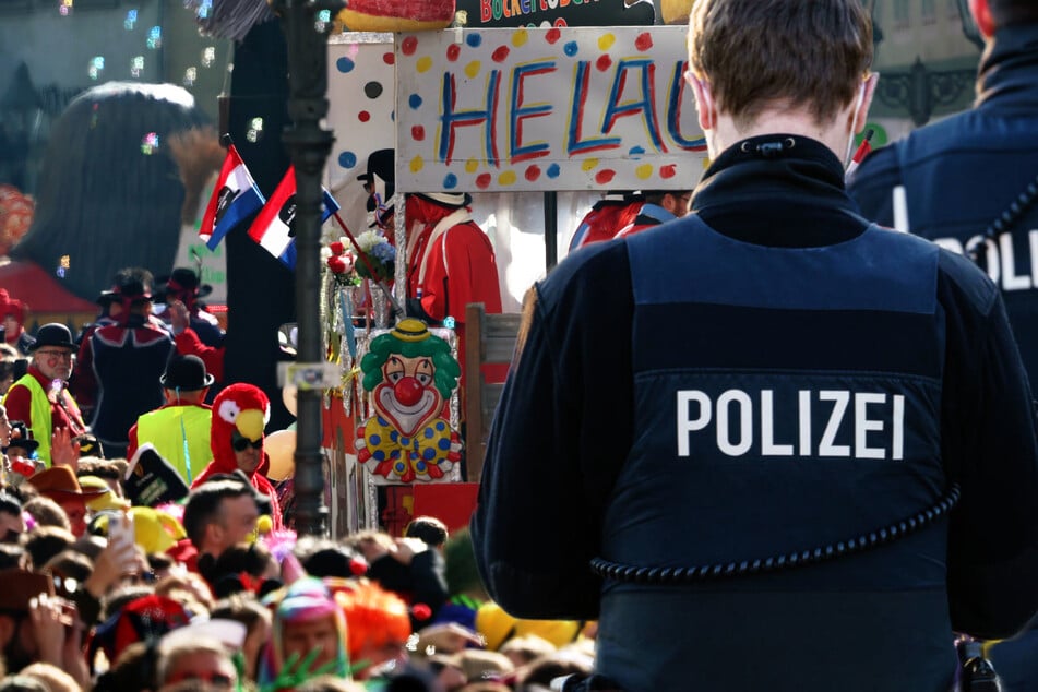 Nach der Wurfattacke sammelte die Polizei vor Ort Beweisstücke ein. Jetzt werden Zeugen gesucht. (Symbolbild)