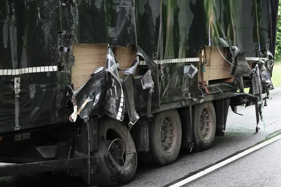 Auf der B87 bei Jesewitz hat sich ein schwerer Unfall ereignet, bei dem dieser Lastwagen aufgeschlitzt wurde.