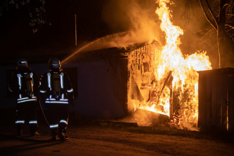 Zwei Feuerwehrleute am Einsatzort.