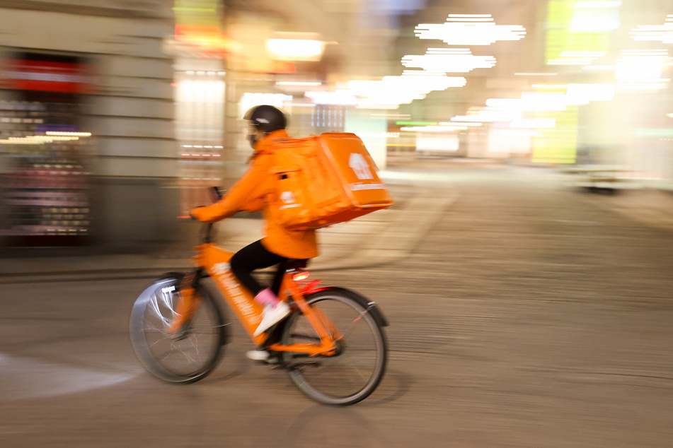 Die Fahrerinnen und Fahrer würden teils ihre Gesundheit riskieren. Gleichzeitig würden Lohnzahlungen teils ausbleiben.