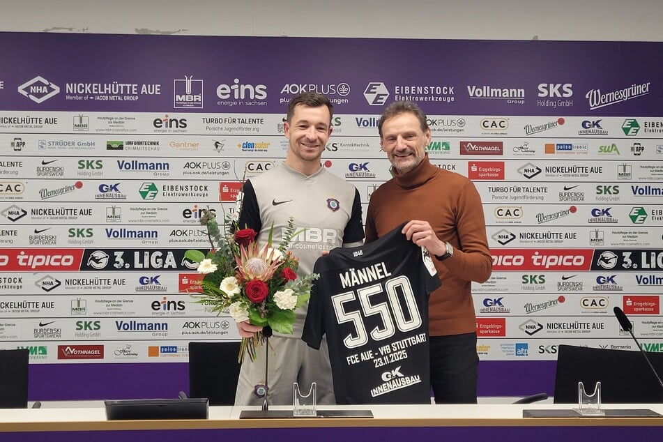 Als ehrenamtlicher Sportvorstand gehören für Jens Haustein (r.) Spieler-Auszeichnungen, wie diese nach Martin Männels (37) 550. Punktspiel für Aue, genauso zum Tagesgeschäft, wie knallharte Personalentscheidungen.