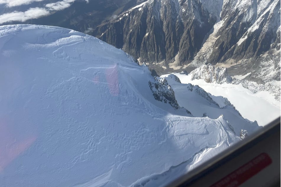 Seilschaften waren bei schlechten Wetterbedingungen nahe dem Mont-Blanc-Gipfel in Schwierigkeiten geraten. Der Ausflug endete für vier Personen tödlich.