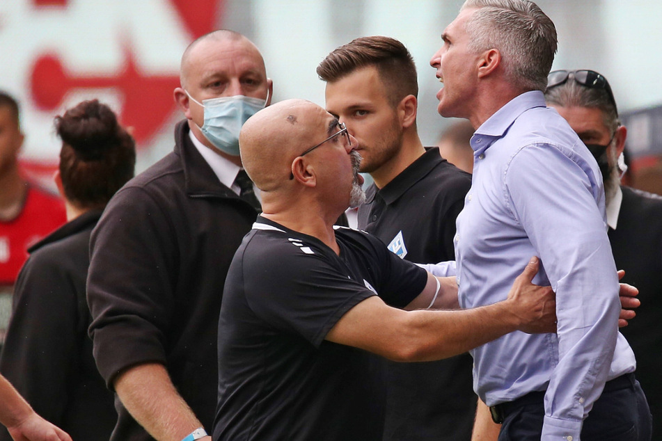 Mannheims Sportchef Jochen Kientz (48, 2.r.) ist beim Derby gegen Kaiserslautern völlig ausgerastet und kassierte die Rote Karte.