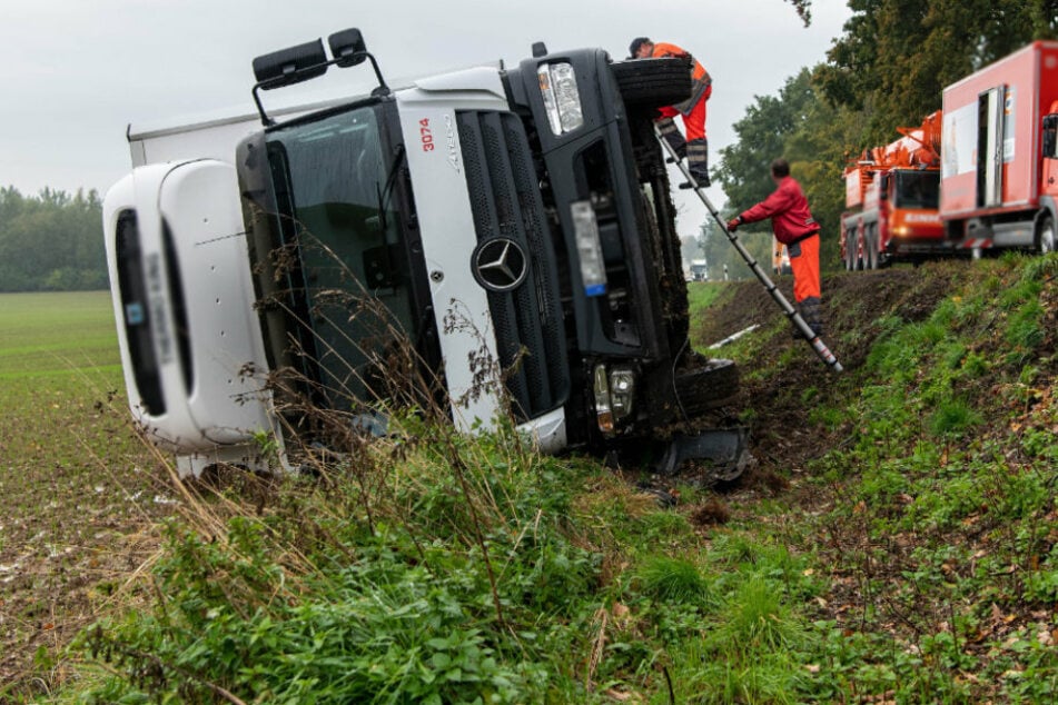 Der Lkw-Fahrer wurde bei dem Unfall leicht verletzt.