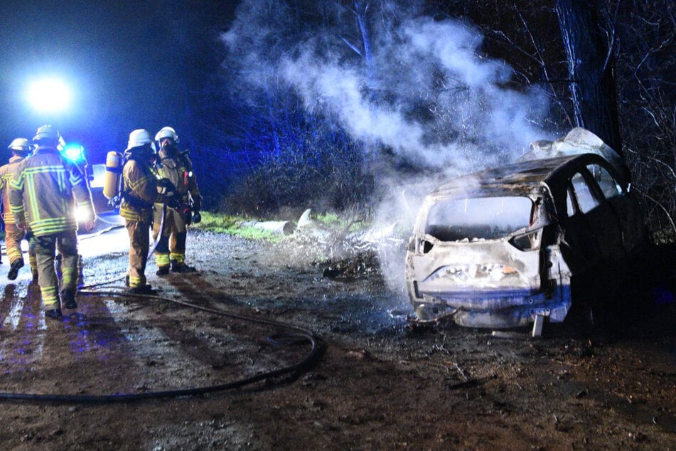 Opel prallt gegen Baum und fängt Feuer: 32-Jähriger schwer verletzt