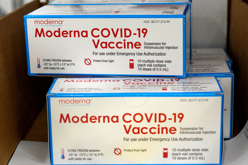 Kisten, die Corona-Impfstoff des US-Biotech-Unternehmens Moderna enthalten.