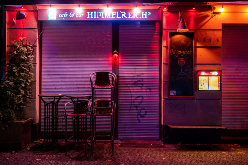 Eine Bar im Stadtteil Berlin-Friedrichshain während der Sperrstunde. Am Freitag hat das Berliner Verwaltungsgericht der Klage von elf Gastronomen recht gegeben und die Sperrstunde für rechtswidrig erklärt.