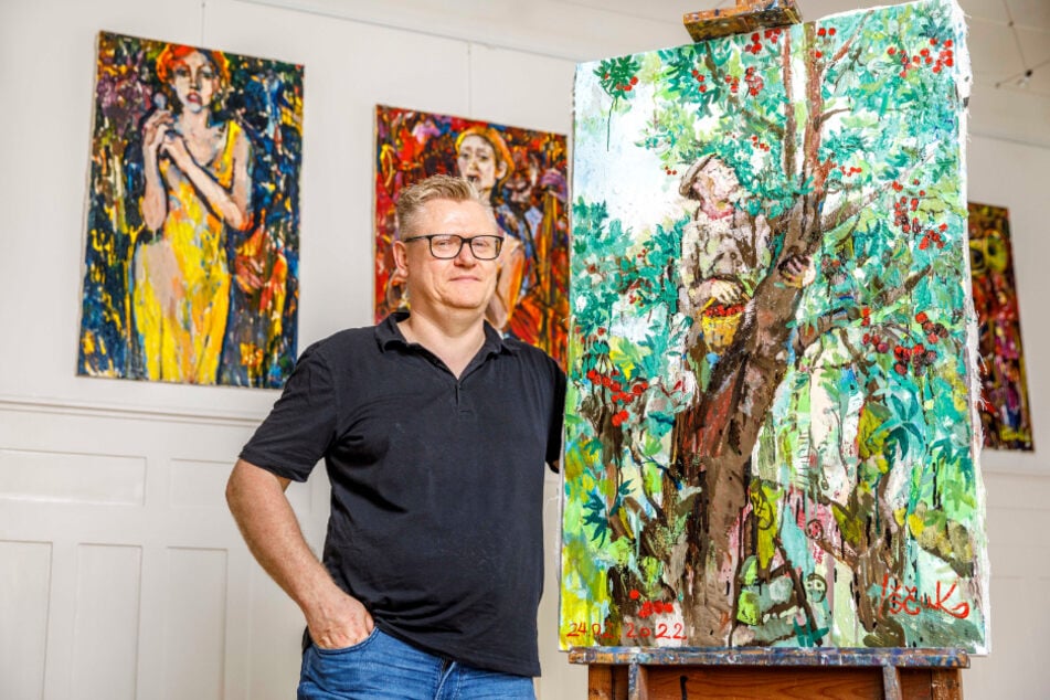 Jan Oehme (50) präsentiert stolz das Herzstück der Ausstellung: Das Bild "Kirsche" wurde am 24. Februar gemalt und symbolisiert die Verluste des Krieges.