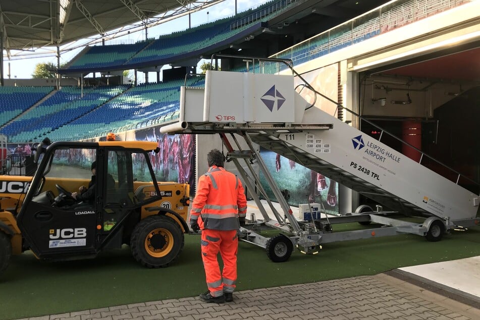 Da in der Red Bull Arena der Höhenunterschied zwischen Tribüne und Spielfeld etwa drei Meter beträgt, bekam der Club eine Gangway geliefert.