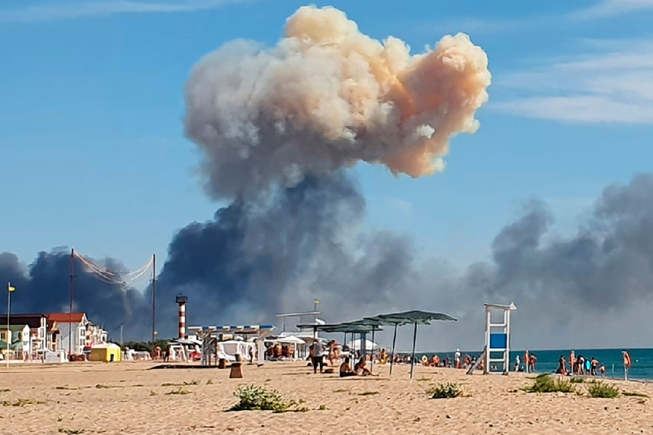 Am Strand von Saky steigt Rauch nach einer Explosion auf. Auf der von Russland annektierten ukrainischen Halbinsel Krim im Schwarzen Meer ist Munition auf einem russischen Luftwaffenstützpunkt explodiert.