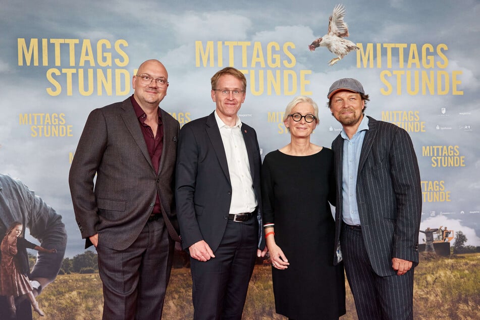 Charly Hübner (49, l-r), Daniel Günther (49, CDU), Dörte Hansen (58), und Lars Jessen (53) kommen zur Premiere des Films "Mittagsstunde" ins Kino-Center-Husum.