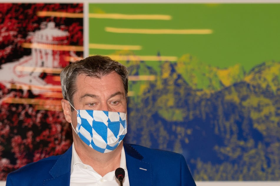 Der bayerische Ministerpräsident Markus Söder (CSU) trifft zur außerplanmäßigen Videokonferenz des bayerischen Kabinetts im Bayerischen Staatsministerium für Finanzen und für Heimat in Nürnberg ein.