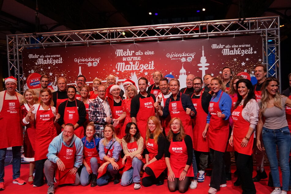 Rund 40 Promis schlüpften dieses Jahr wieder in die roten Schürzen. Darunter unter anderem Kostja Ullmann, Christina Block, Rhea Harder-Vennewald, Gerhard Delling, Sebastian Schonlau und Hinnerk Baumgarten.