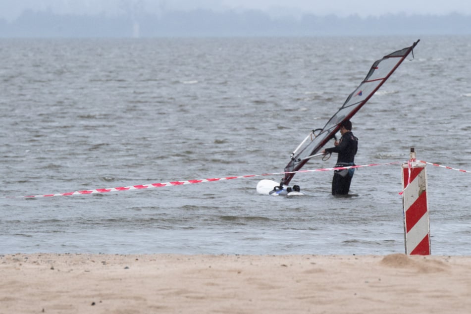 Lebensgefährlicher Stoff an der Ostsee entdeckt: Kampfmittelräumdienst warnt